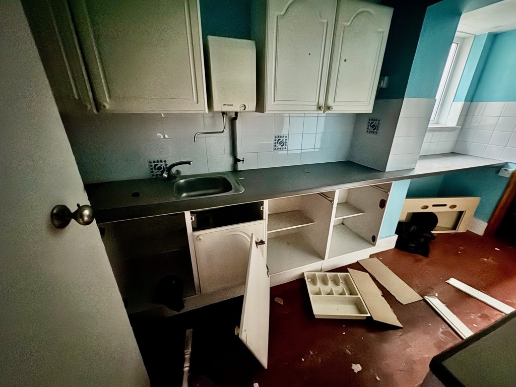 Lot: 72 - FORMER DANCE STUDIO AND TWO-BEDROOM FLAT - Ground floor kitchen